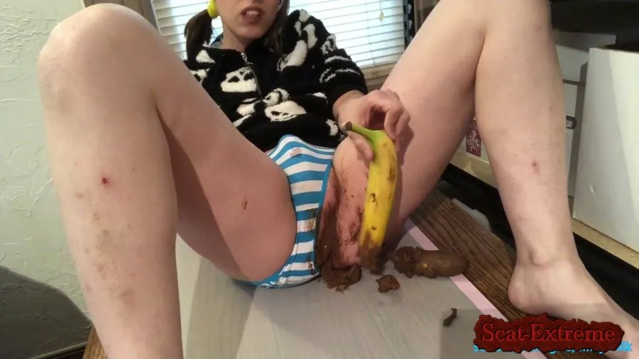 EmilyMilk FullHD 1080p Having Fun with a Banana and Poop - Huge Poop Smear and Taste [Banana, Shitting]