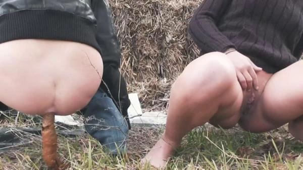 Mia Skye aka MiaRoxxx - Outdoor Pooping With My Friend [HD 720p / 13.6 MB]
