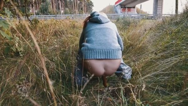 Mia Skye aka MiaRoxxx - Highway Pooping 3 [HD 720p / 40.8 MB]