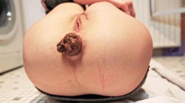 Mia Skye aka MiaRoxxx - Bathroom Pooping At Night [HD 720p / 8.42 MB]