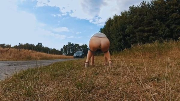 Mia Skye aka MiaRoxxx - OMG Caught Outside While Pooping [HD 720p / 8.61 MB]