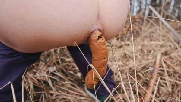 Mia Skye aka MiaRoxxx - Long Outdoor Snake [HD 720p / 25.2 MB]