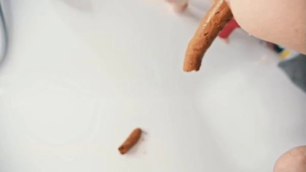 Mia Skye aka MiaRoxxx - Piss'n Poo In Bathtube [HD 720p / 6.82 MB]