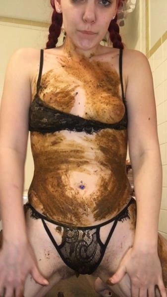 Scatqueen420 - Thanksgiving Dinner Shit [SD / 301 MB]