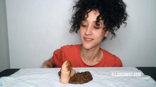 Ella Dearest aka Efro Ella - PEE PEE POO PLAY [HD 720p / 25.6 MB]