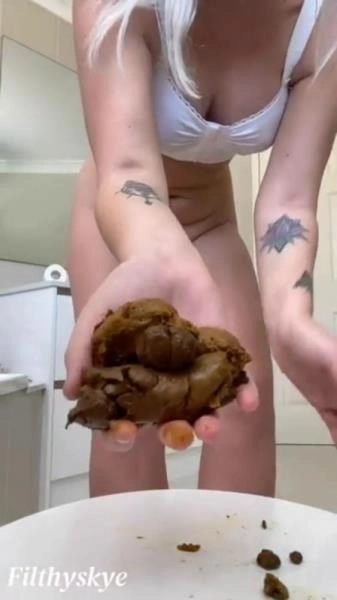 Shitting Girl 71 [SD / 14.4 MB] Scatbook.com