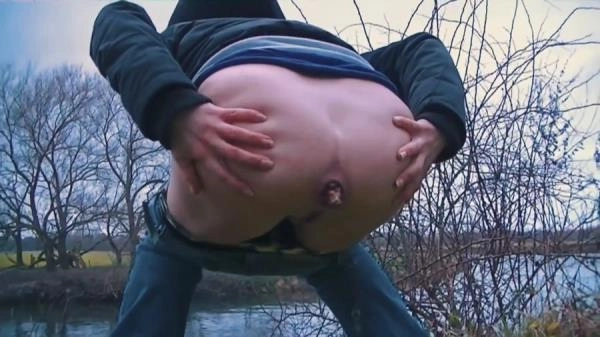 Cold Autumn Day Outdoor Shit [HD 720p / 34.0 MB] Filthygrid.com