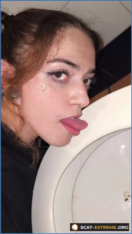 Malafalda - Licking toilet [HD 720p / 5.41 MB]