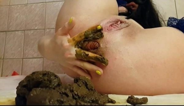 A little fingering…and a lot of shit and smear [FullHD 1080p / 1.51 GB] Scatshop.com