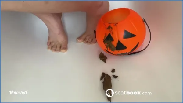 NatashaF – Scat, Efro Halloween poop HD 720p (USA)