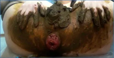 Scatlina Pushes Dirty Smearing to the Limit with Brutal Fisting