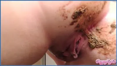 Goddess Ryan Smears Her Shit and Cleans Her Piss-Stained Ass - Scat