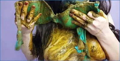 Anna Coprofield Shits and Smears on Her Pussy and Boobs in Extreme