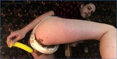 Emily Milk's Extreme Toilet Fun with Kaviar and Big Dick Action