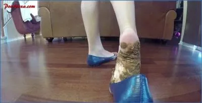 Jessica Valentino Smears Fresh Poop in Pantyhose and High Heels